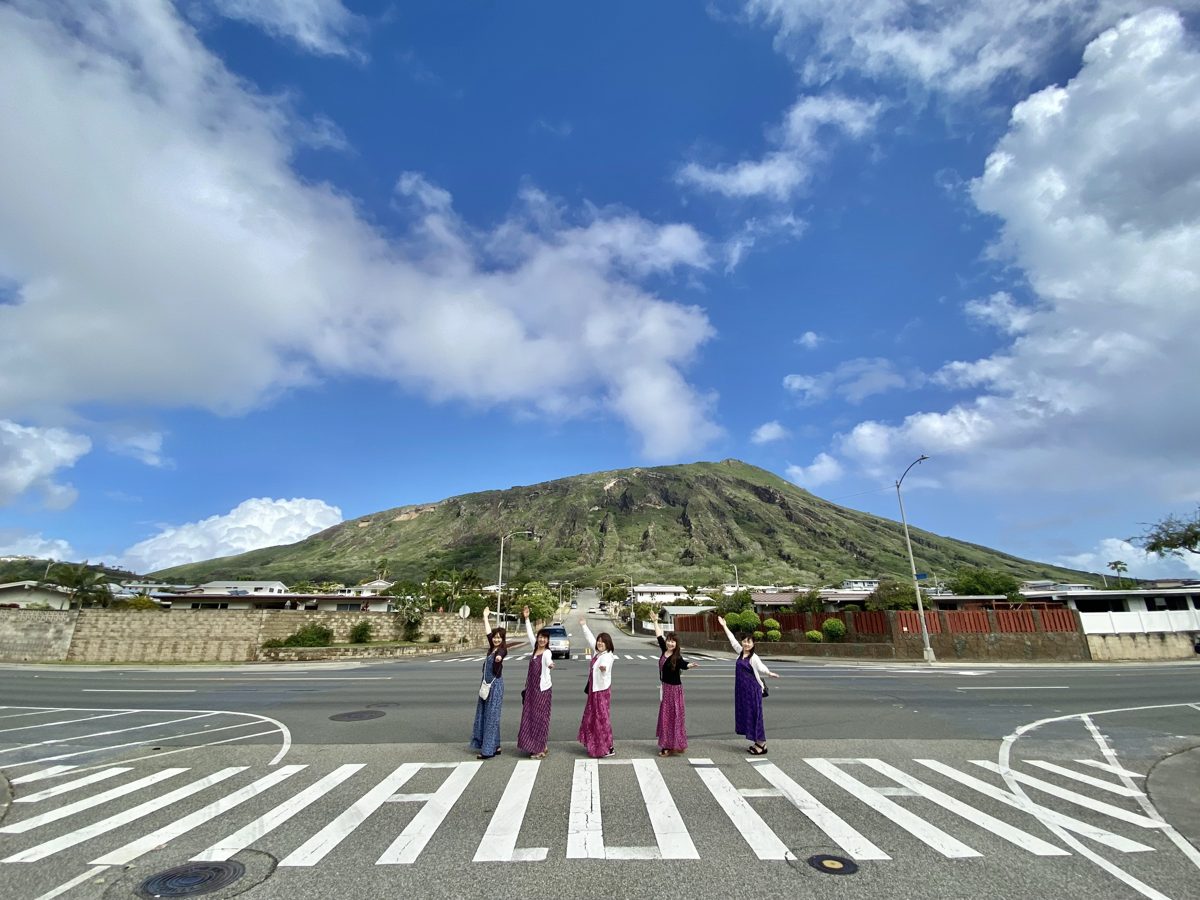 ALOHA横断歩道でのグループ写真