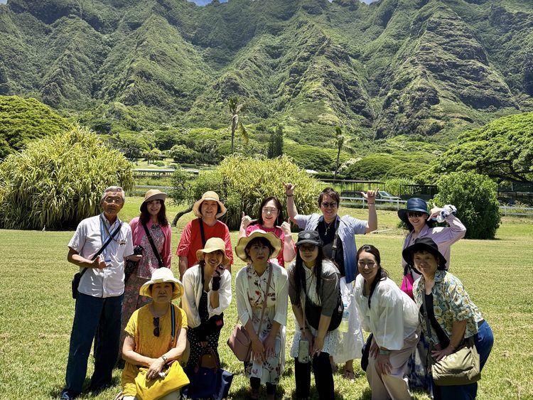 ハワイ観光ツアーに参加した大家族